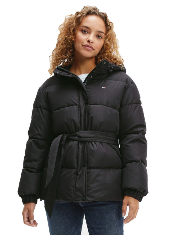 Kurtka zimowa damska – z futerkiem, odpinanym kapturem czy wyrafinowana?